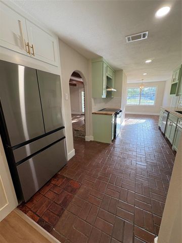 118 Clover Street, Lake Jackson, TX 77566