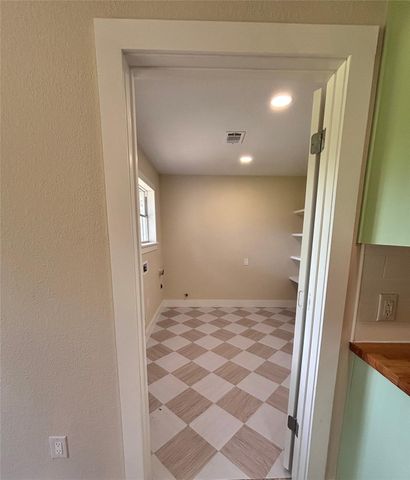 118 Clover Street, Lake Jackson, TX 77566