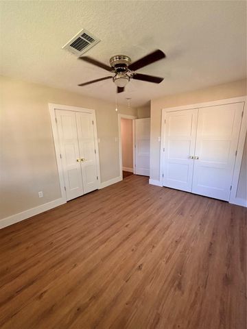 118 Clover Street, Lake Jackson, TX 77566