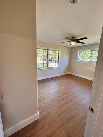 118 Clover Street, Lake Jackson, TX 77566