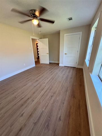 118 Clover Street, Lake Jackson, TX 77566