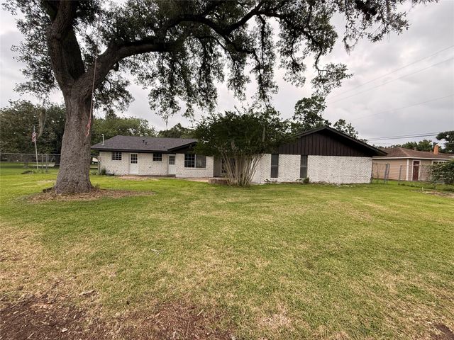 118 Clover Street, Lake Jackson, TX 77566