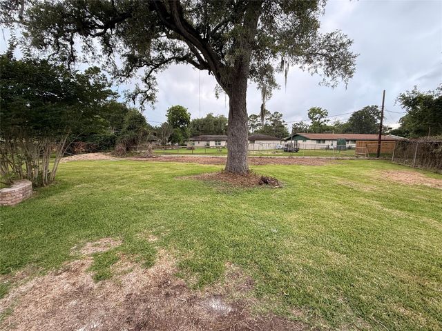 118 Clover Street, Lake Jackson, TX 77566