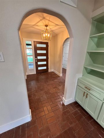118 Clover Street, Lake Jackson, TX 77566