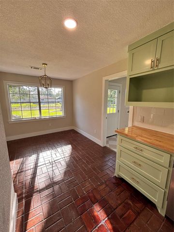 118 Clover Street, Lake Jackson, TX 77566