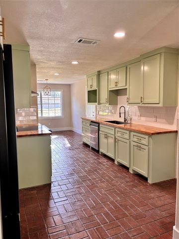 118 Clover Street, Lake Jackson, TX 77566