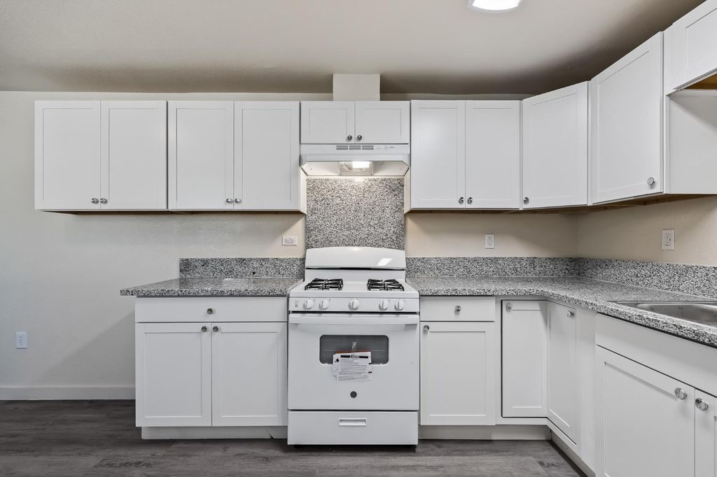 Image 11 of property listing at 2320 S Lily Avenue, Fresno, CA 93706