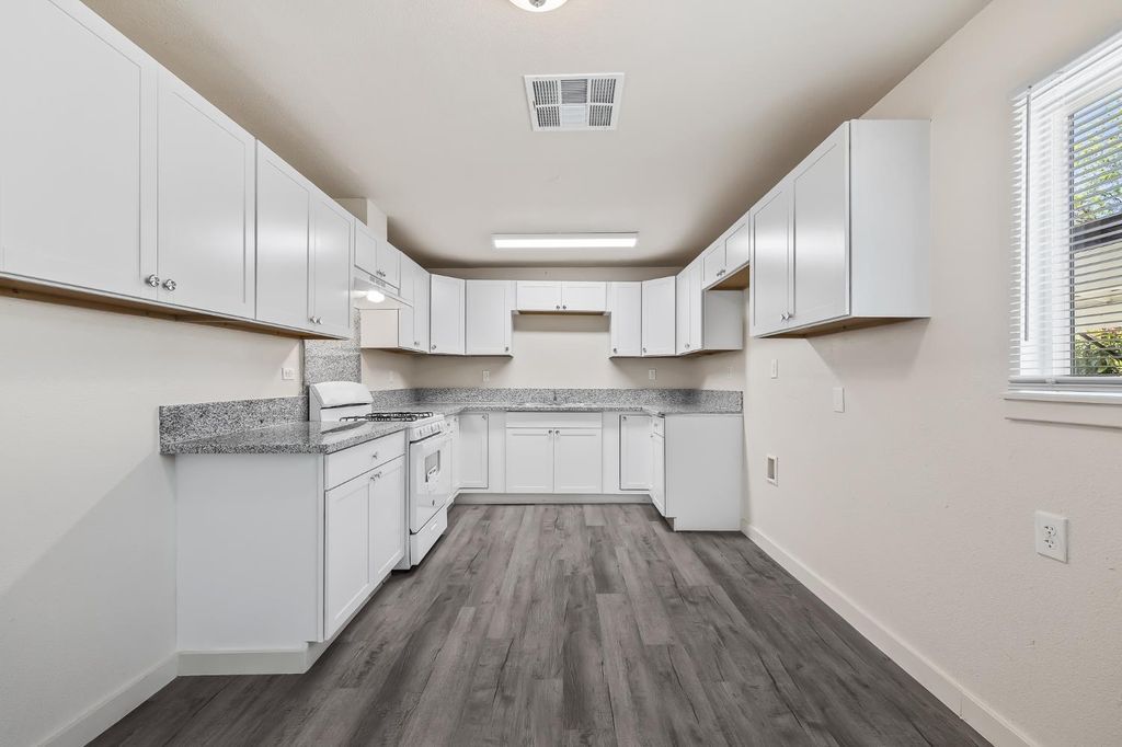 Image 12 of property listing at 2320 S Lily Avenue, Fresno, CA 93706