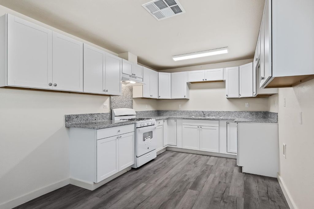 Image 14 of property listing at 2320 S Lily Avenue, Fresno, CA 93706