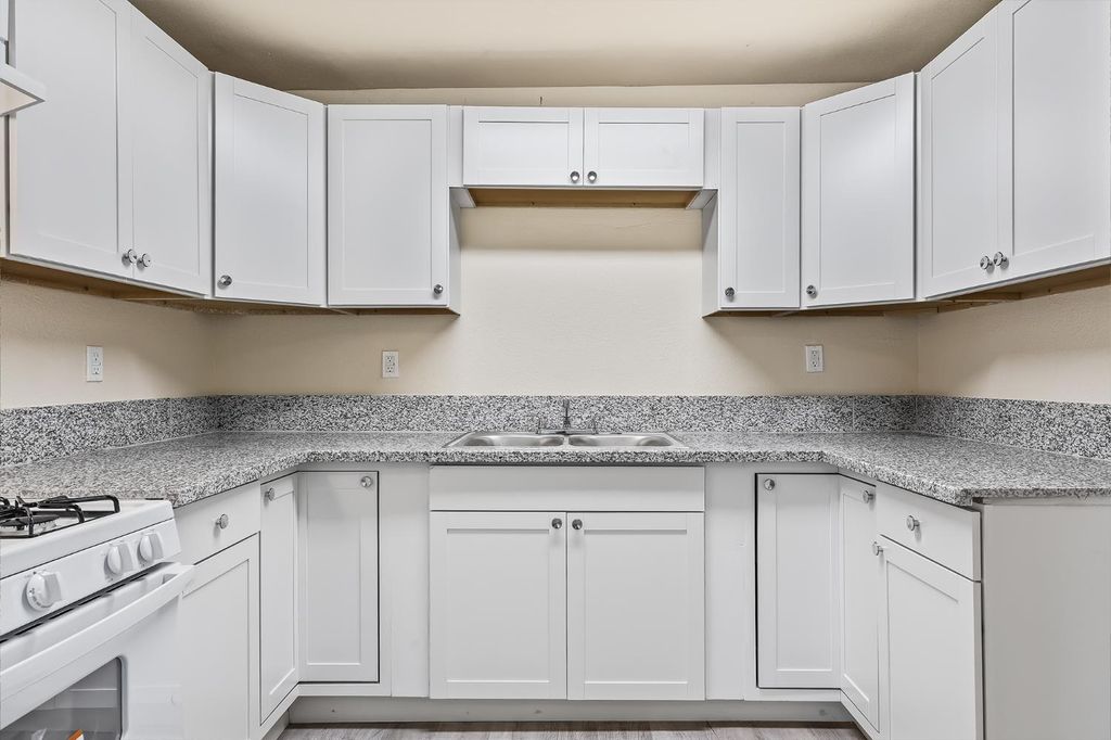 Image 15 of property listing at 2320 S Lily Avenue, Fresno, CA 93706