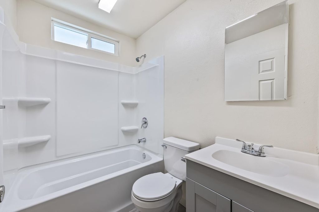 Image 24 of property listing at 2320 S Lily Avenue, Fresno, CA 93706