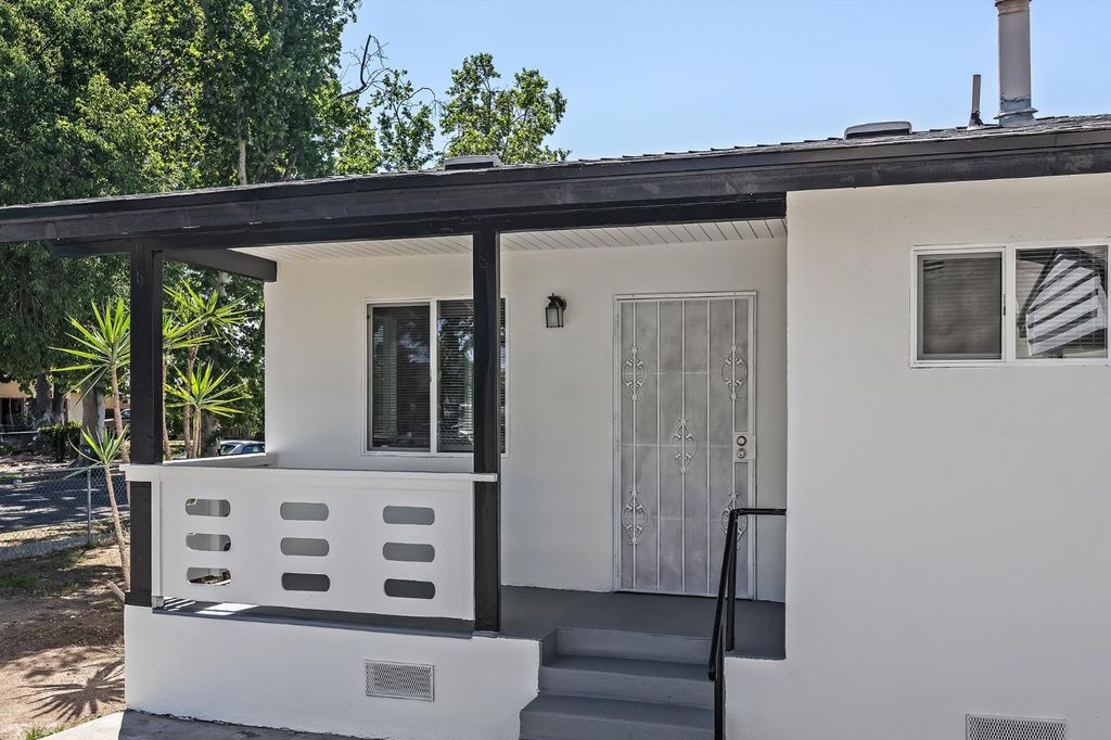 Image 3 of property listing at 2320 S Lily Avenue, Fresno, CA 93706