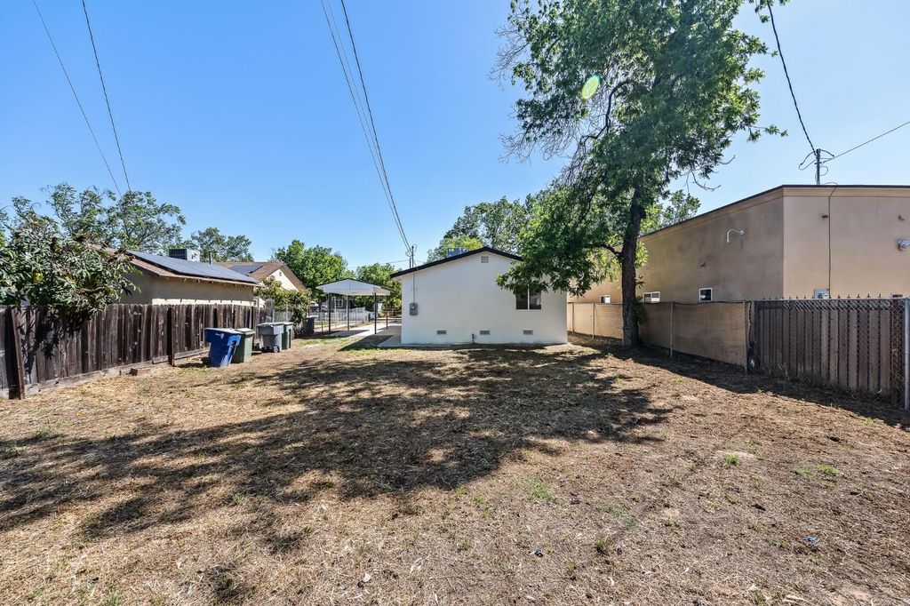 Image 33 of property listing at 2320 S Lily Avenue, Fresno, CA 93706