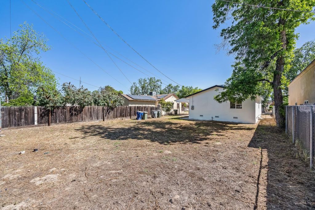 Image 34 of property listing at 2320 S Lily Avenue, Fresno, CA 93706