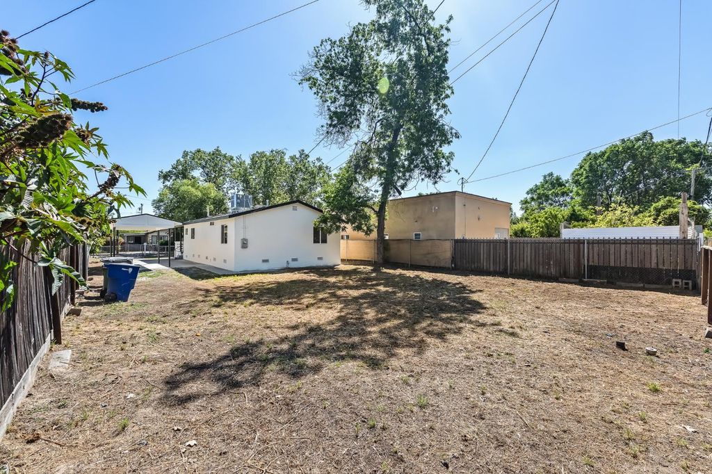 Image 35 of property listing at 2320 S Lily Avenue, Fresno, CA 93706