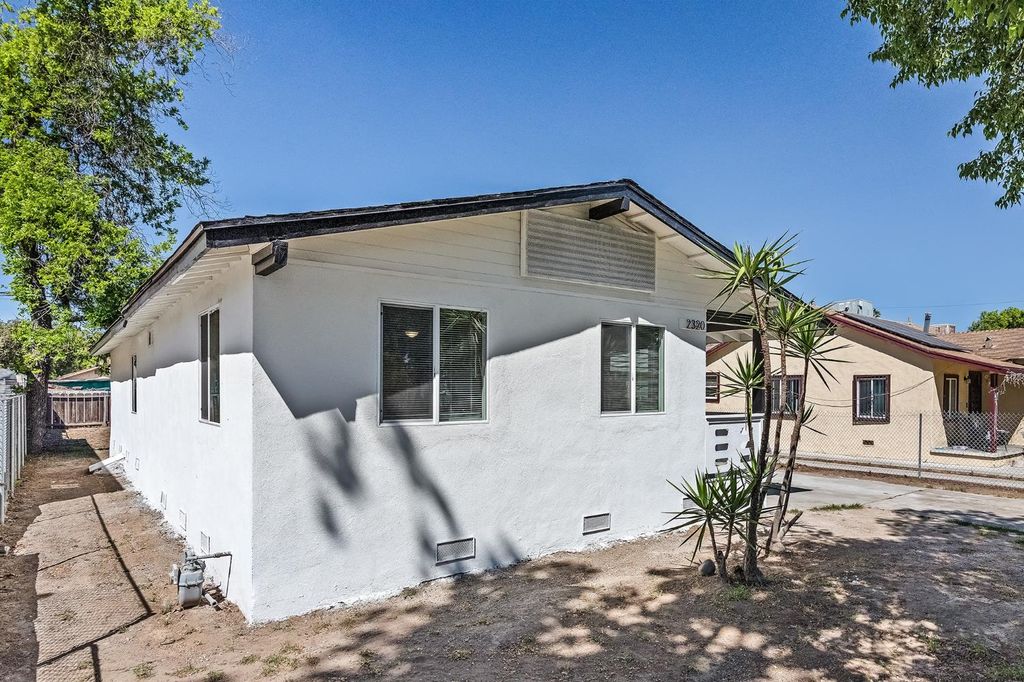 Image 4 of property listing at 2320 S Lily Avenue, Fresno, CA 93706