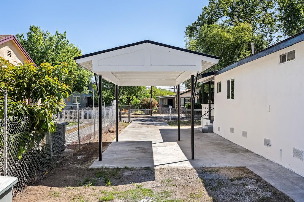 Image 6 of property listing at 2320 S Lily Avenue, Fresno, CA 93706