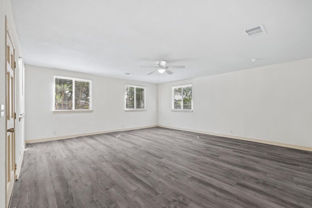 Image 7 of property listing at 2320 S Lily Avenue, Fresno, CA 93706