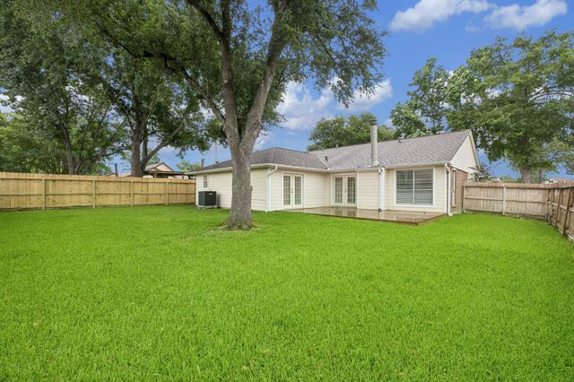 402 Forest Hills Drive, League City, TX 77573