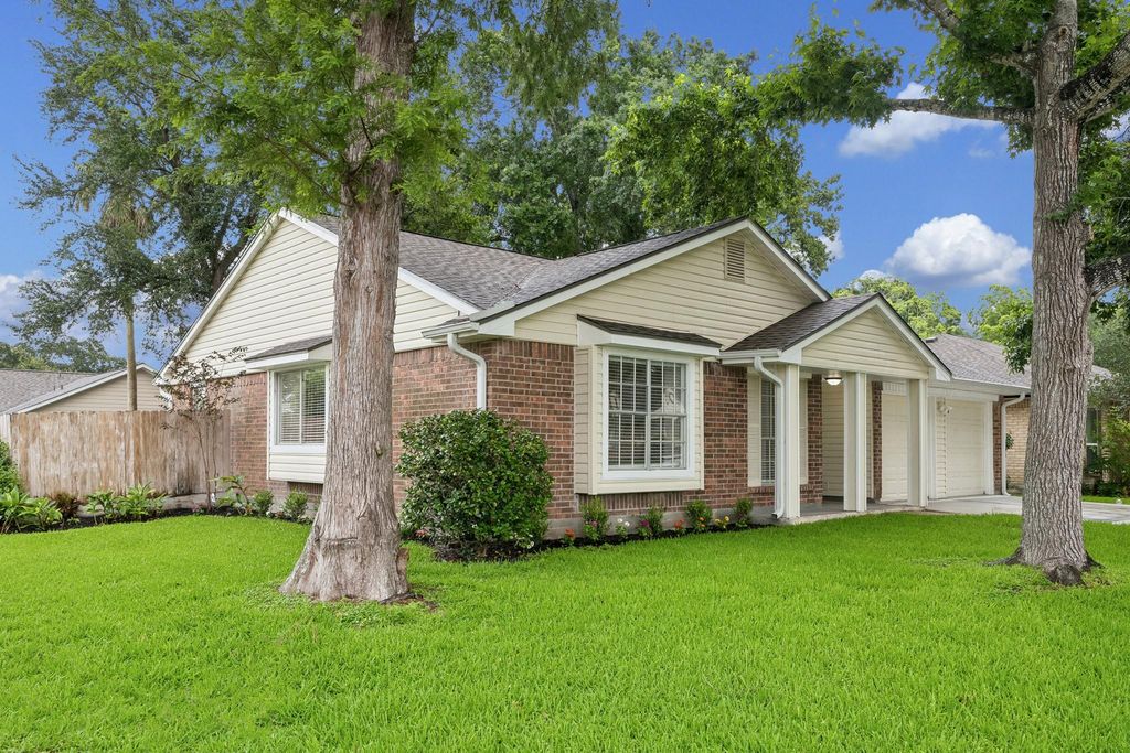 402 Forest Hills Drive, League City, TX 77573