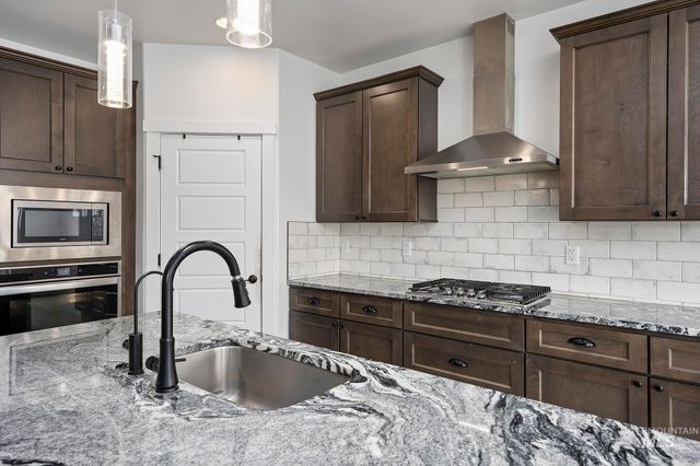 827 Mossview Ave, Twin Falls, ID 83301