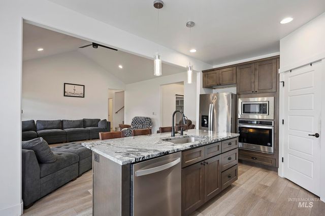 827 Mossview Ave, Twin Falls, ID 83301