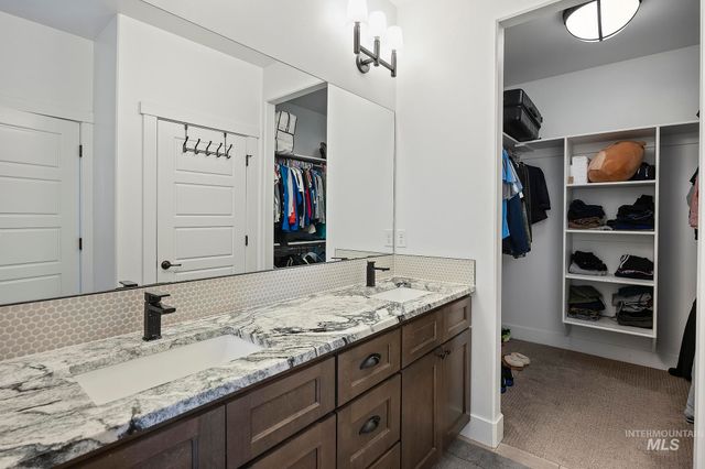 827 Mossview Ave, Twin Falls, ID 83301