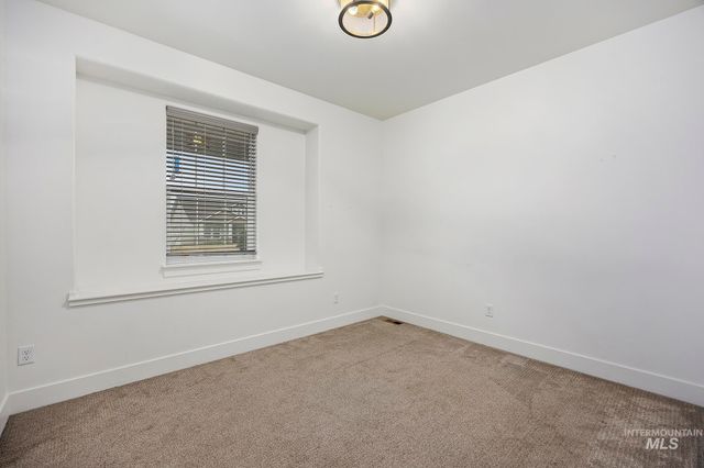 827 Mossview Ave, Twin Falls, ID 83301