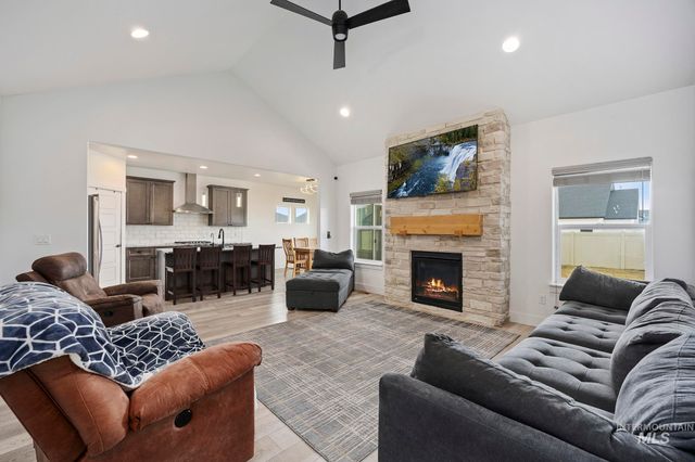 827 Mossview Ave, Twin Falls, ID 83301