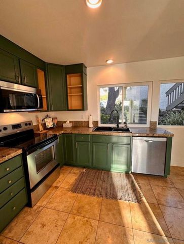 911 Caminito Madrigal E, Carlsbad, CA 92011