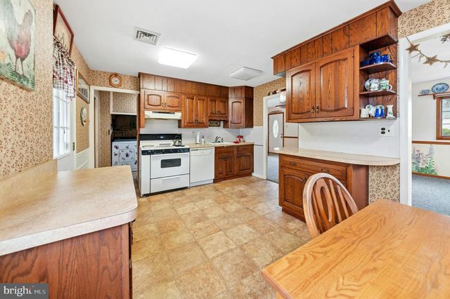 908 CIRCLE DR, Southampton, PA 18966