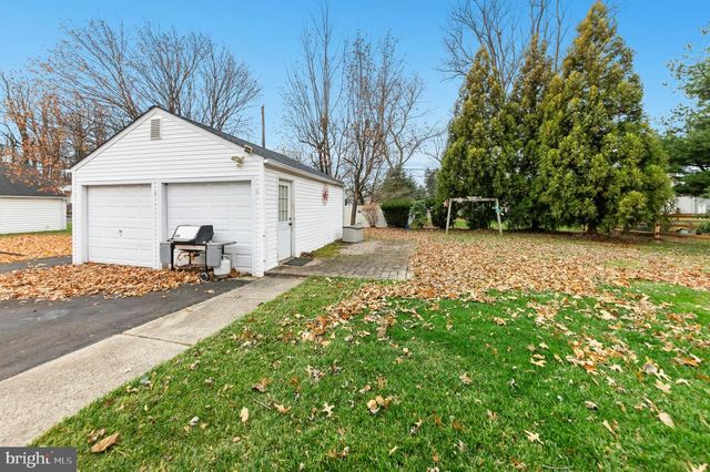 908 CIRCLE DR, Southampton, PA 18966