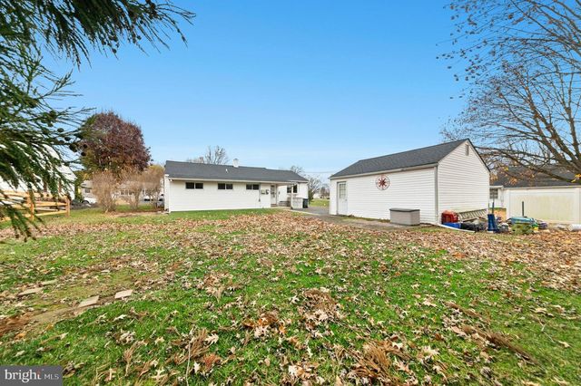 908 CIRCLE DR, Southampton, PA 18966