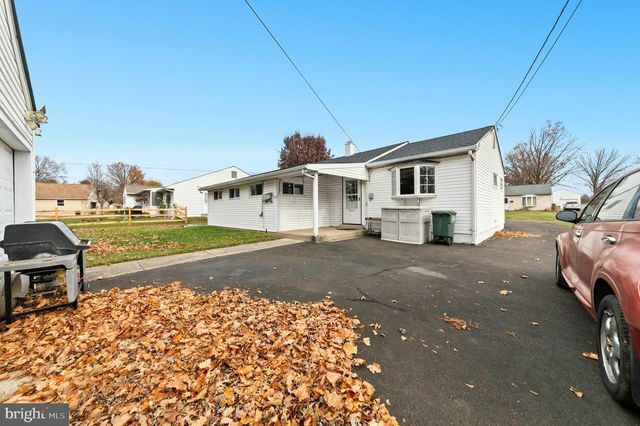 908 CIRCLE DR, Southampton, PA 18966