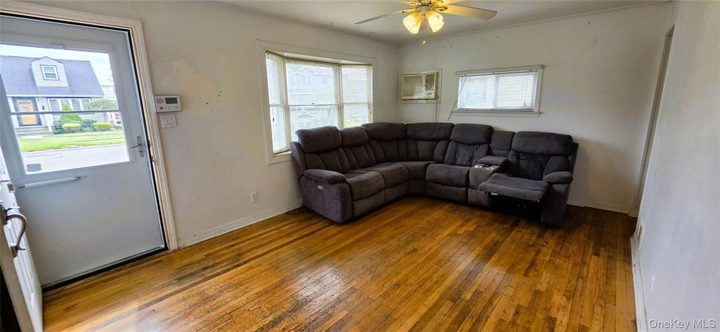 12 Robert Street, Hicksville, NY 11801 — photo 4