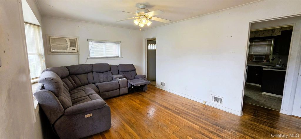12 Robert Street, Hicksville, NY 11801 — photo 5