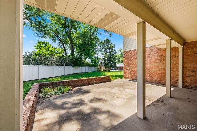14196 Cross Trails Drive, Chesterfield, MO 63017