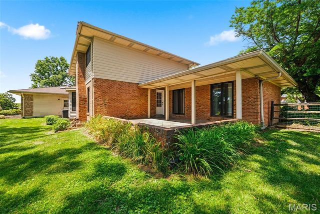 14196 Cross Trails Drive, Chesterfield, MO 63017