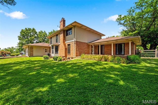 14196 Cross Trails Drive, Chesterfield, MO 63017