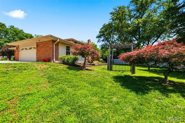 14196 Cross Trails Drive, Chesterfield, MO 63017