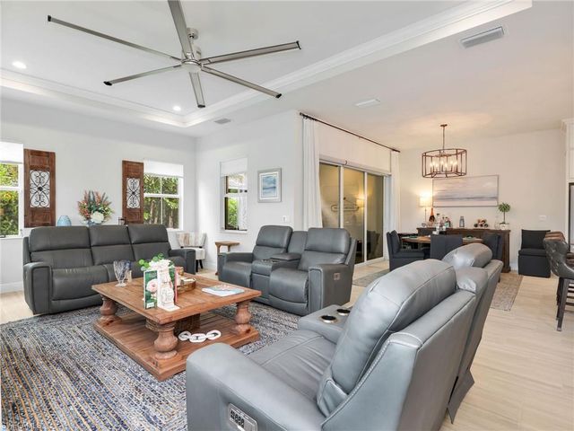 8958 Saint Lucia DR, Naples, FL 34114