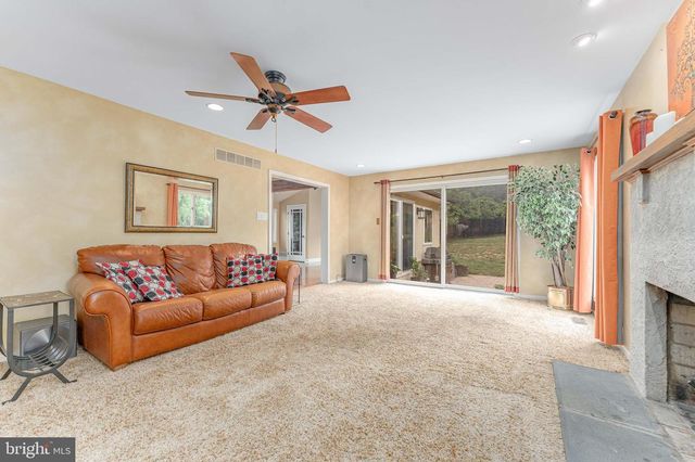 273 SPRING RUN LN, Downingtown, PA 19335