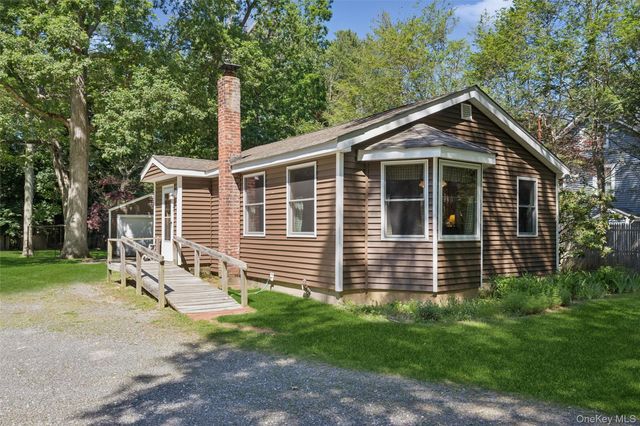 35 Pidgeon Hill Road, Huntington Station, NY 11746
