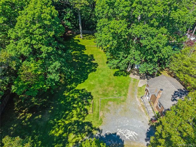 35 Pidgeon Hill Road, Huntington Station, NY 11746