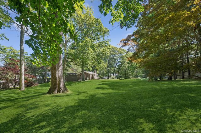 35 Pidgeon Hill Road, Huntington Station, NY 11746