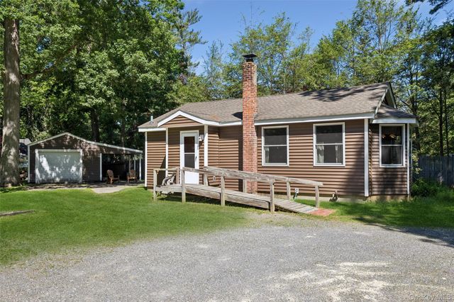 35 Pidgeon Hill Road, Huntington Station, NY 11746