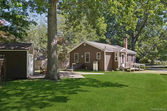 35 Pidgeon Hill Road, Huntington Station, NY 11746