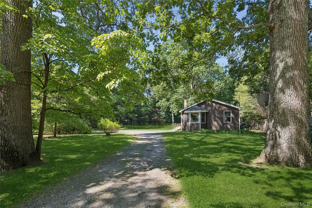 35 Pidgeon Hill Road, Huntington Station, NY 11746