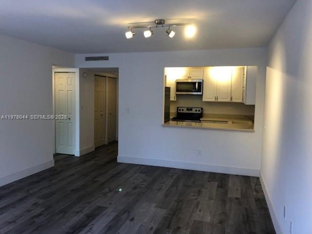 9301 SW 92nd Ave 207C, Miami, FL 33176