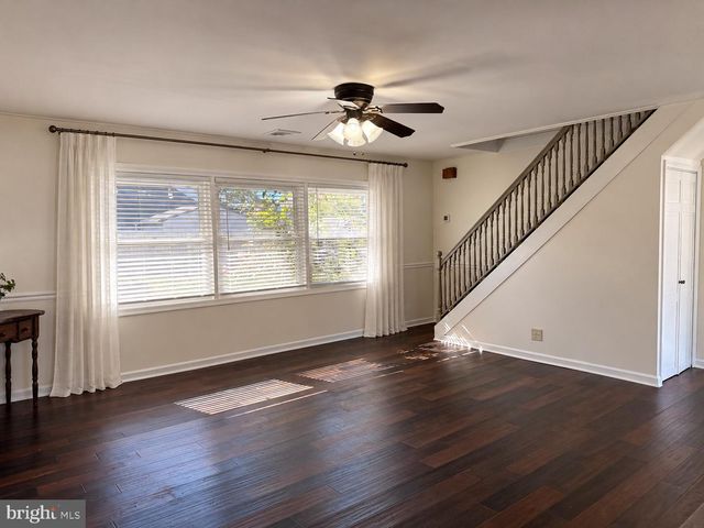 55 AUTUMN LN, Levittown, PA 19055